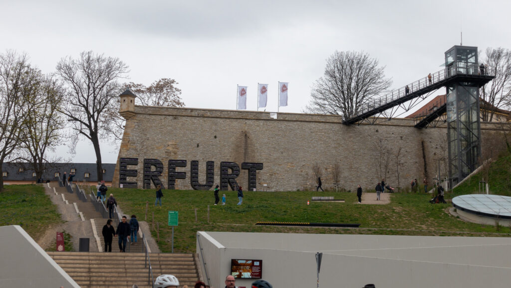 Schriftzug Erfurt vor der Zitadelle Erfurts an Ostern.