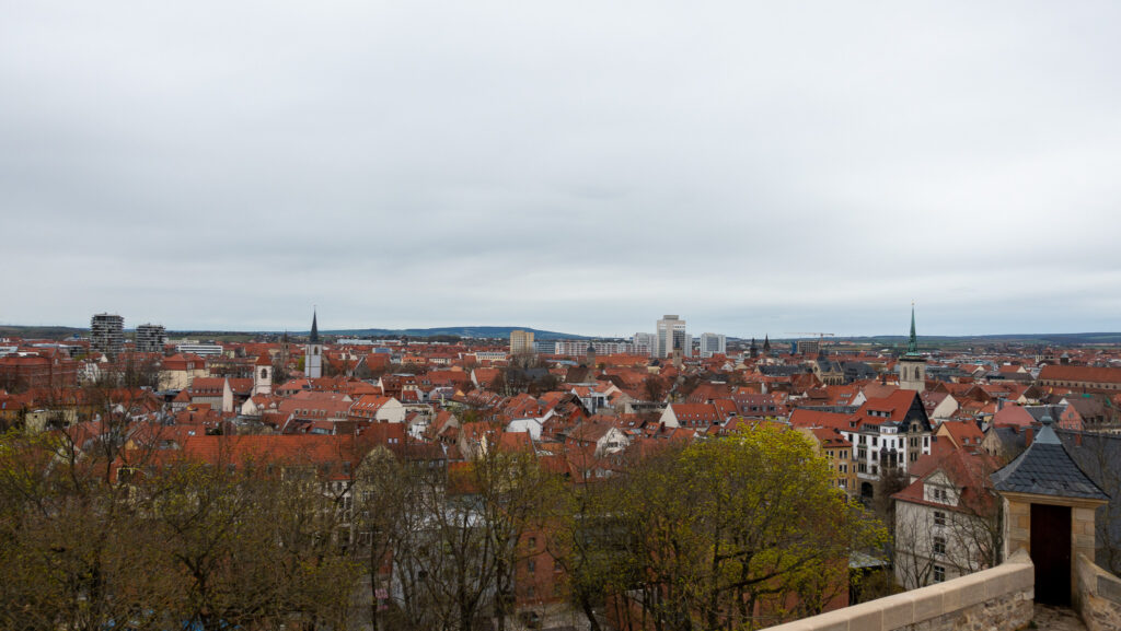 Ausblick von der Zitadell Erfurts queer über das Stadtzentrum Erfurts