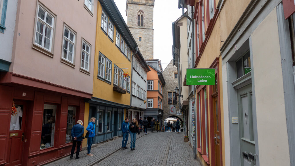 Erlebnisse und Entdeckungen an der Krämerbrücke in Erfurt. An der Seite der Brücke befinden sich Gebäude mit kleinen Geschäften.