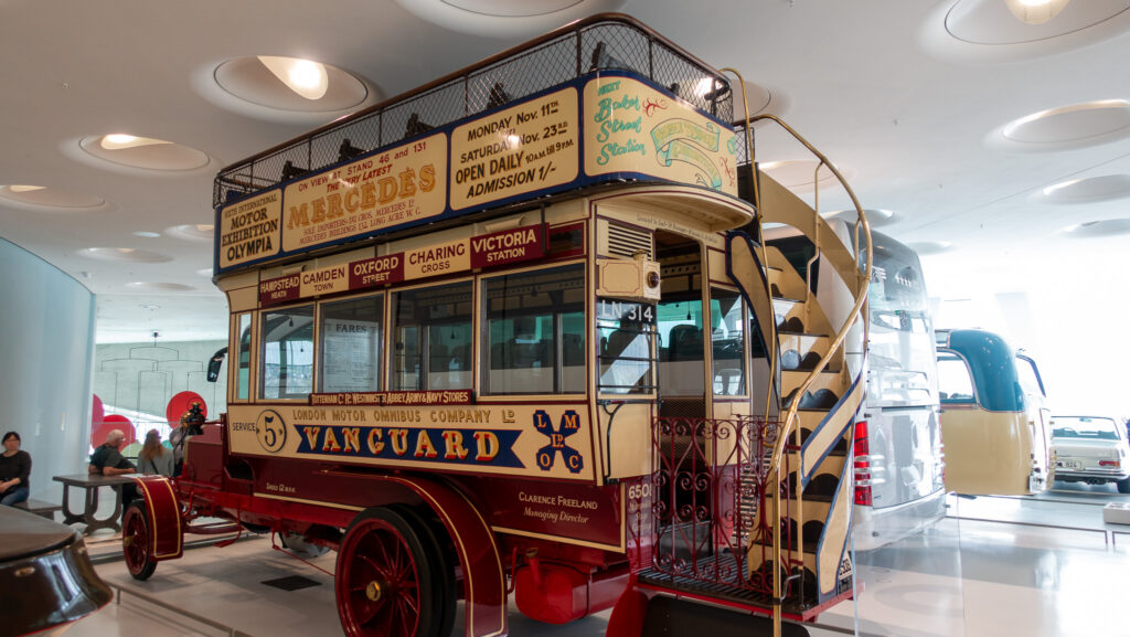 Einer der ersten Doppeldecker Busse von Mercedes im Mercedes-Benz Museum in Stuttgart.