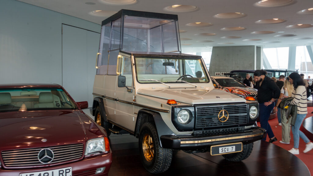 Erlebnisse und Entdeckungen: Papst Mobil im Mercedes-Benz Museum in Stuttgart.