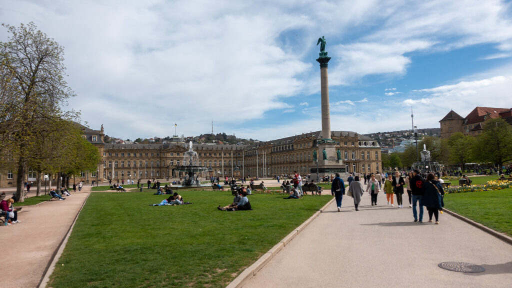  Erlebnisse und Entdeckungen des Schlossplatz in Stuttgart mit einem Blick auf Neues Schloss Stuttgart an Ostern.