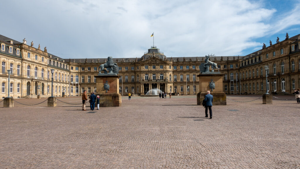 Vorplatz und Gebäude von Neues Schloss Stuttgart an Ostern.