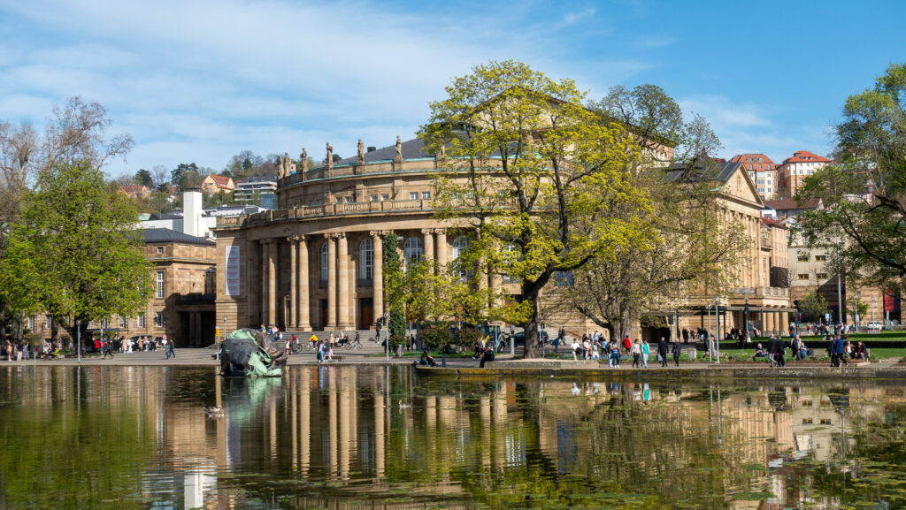 Erlebnisse und Entdeckungen den oberen Schloßgarten sowie der Eckensee. Im Eckensee sieht man die Reflektion des Staatstheater Stuttgart.