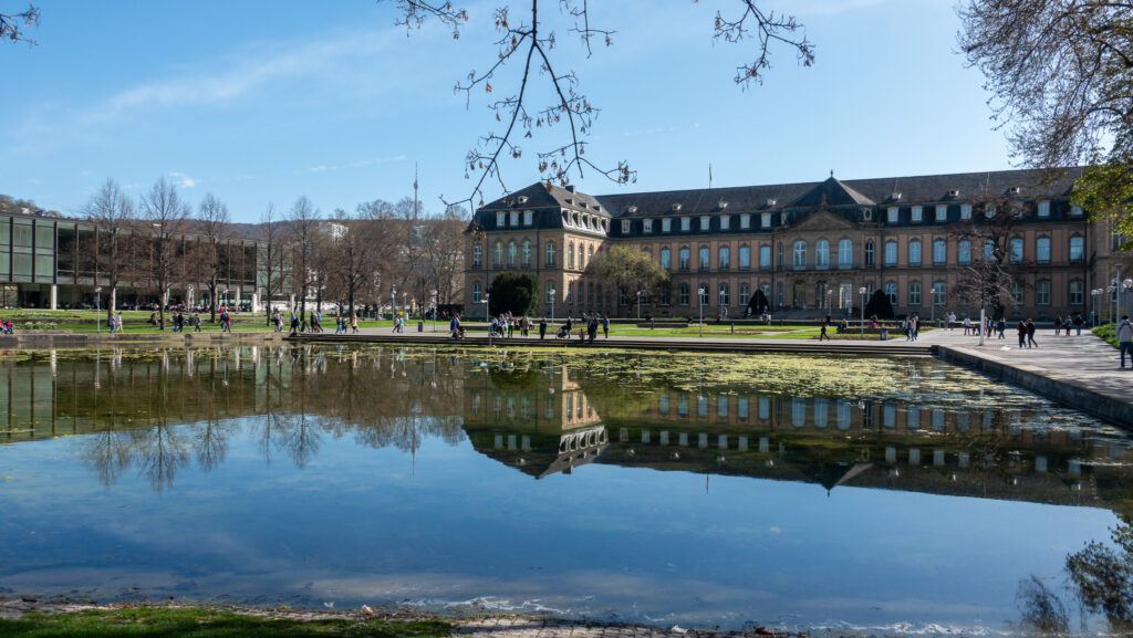 Oberer Schloßgarten sowie der Eckensee. Hinter dem Eckensee ist der Seitenflügel vom Neues Schloss Stuttgart abgebildet an Ostern.