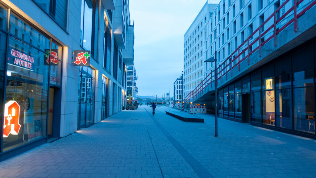 Erlebnisse und Entdeckungen das Europaviertel bei Nachtdämmerung in Stuttgart an Ostern.