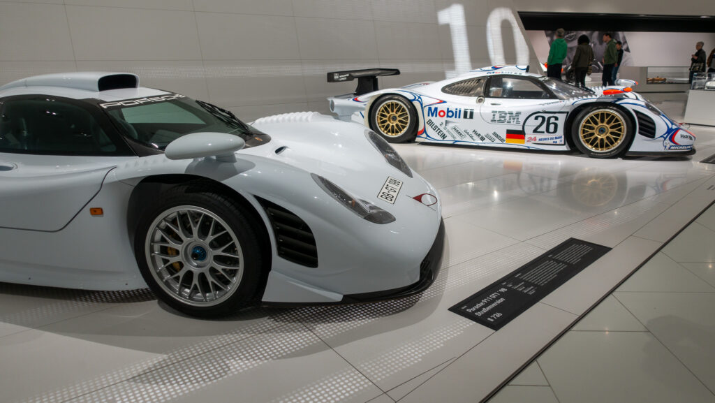 Erlebnisse und Entdeckungen Porsche 911 Sportwagen im Porsche Museum in Stuttgart.