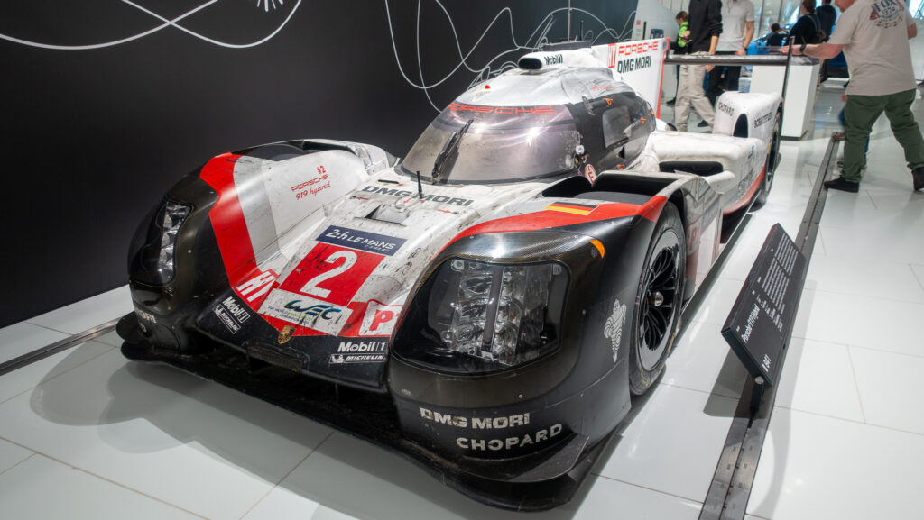 Erlebnisse und Entdeckungen Porsche 919 Evo Rennwagen im Porsche Museum in Stuttgart.