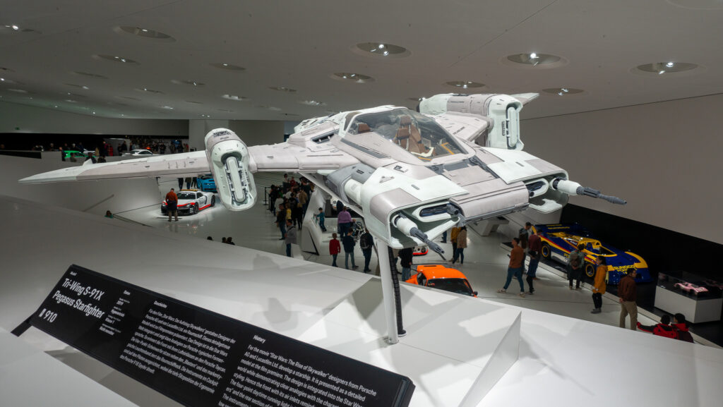 Entdecke das Modell vom Tri-Wing S-91X Pegasus Starfighter aus Star Wars welcher von Porsche Designed wurde im Porsche Museum in Stuttgart.