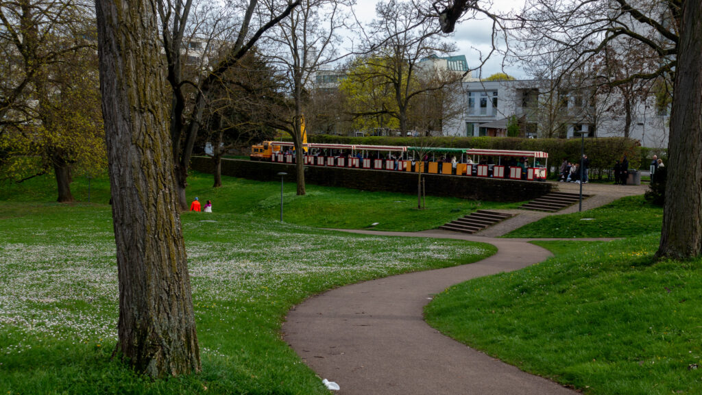 Erlebnisse und Entdeckungen eine Schmalspureisenbahn im Killesberg Park in Stuttgart an Ostern.