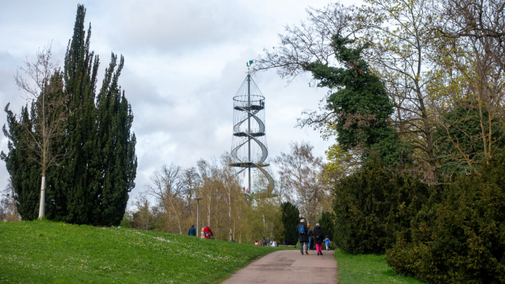 Entdecke den Killesberg Turm im Killesberg Park in Stuttgart an Ostern.