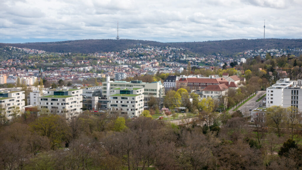 Erlebe einen Ausblick auf die Innenstadt von Stuttgart vom Killesberg Turm im Killesberg Park an Ostern.