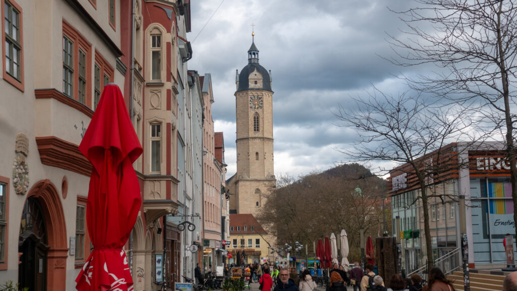 Entdecke die Einkaufsstraße in Jena welche an der Stadtkirche Sankt Michael endet.