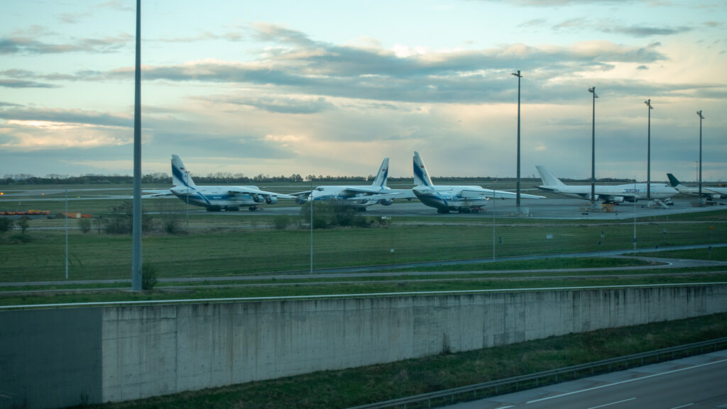 Entdecke Russische Flugzeuge abgestellt auf dem Flughafen Leipzig Saale.