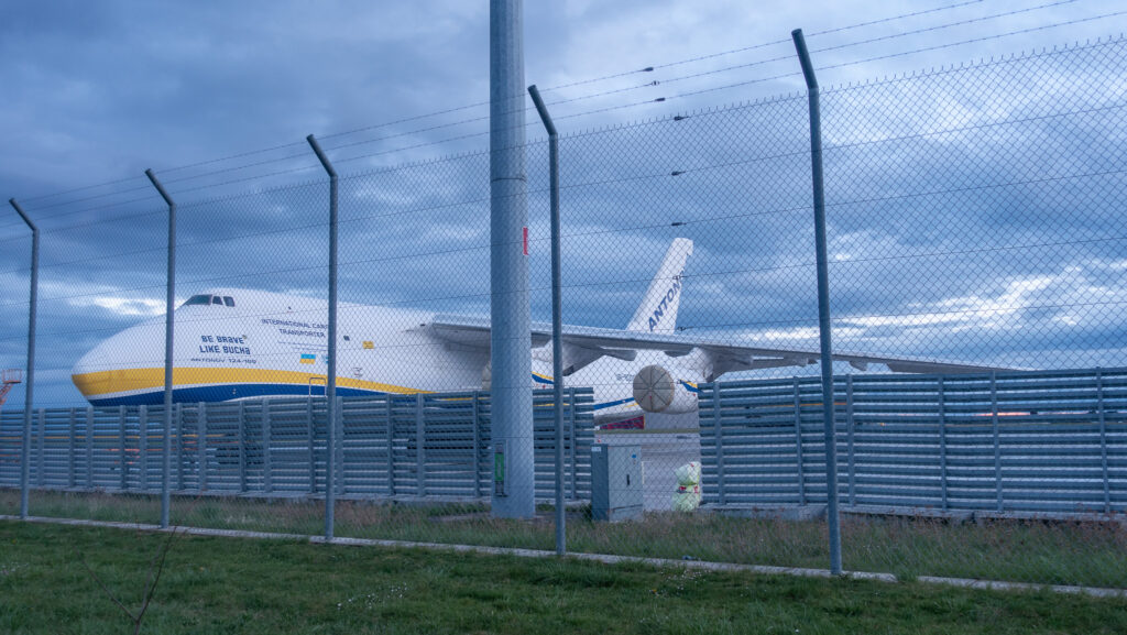 Entdecke die Antonov 124-100 von der Seite auf dem Flughafen Leipzig Saale.