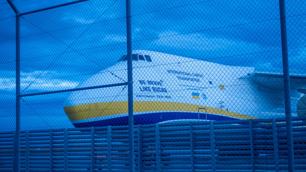 Entdecke die Antonov 124-100 mit dem Zoom auf das Cockpit auf dem Flughafen Leipzig Saale.