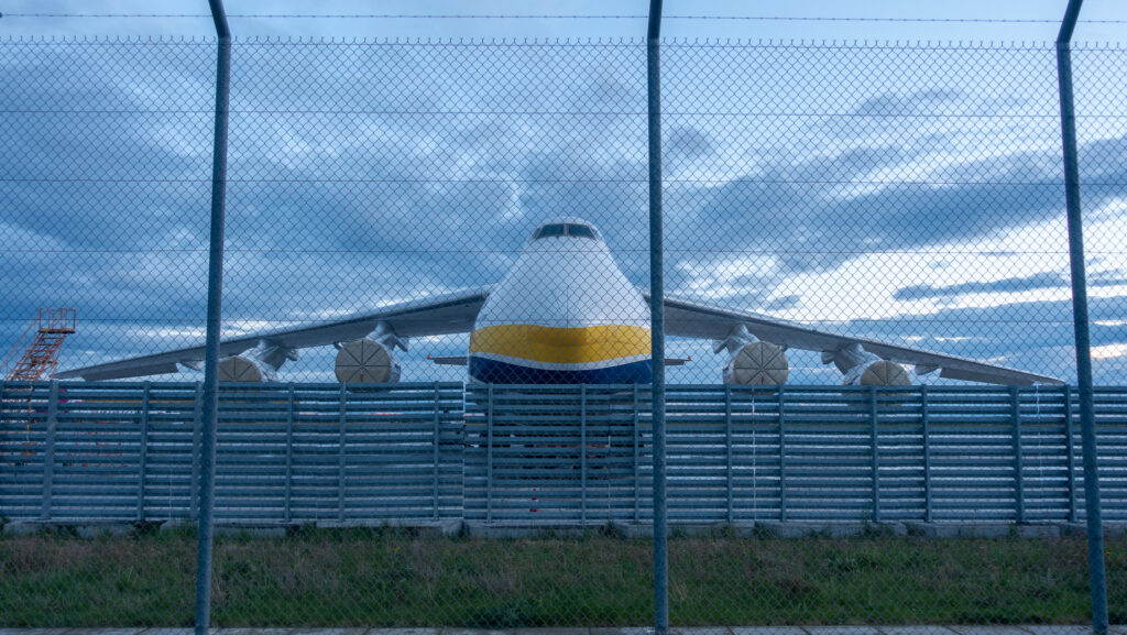 Erlebe die Antonov 124-100 von vorne auf dem Flughafen Leipzig Saale.