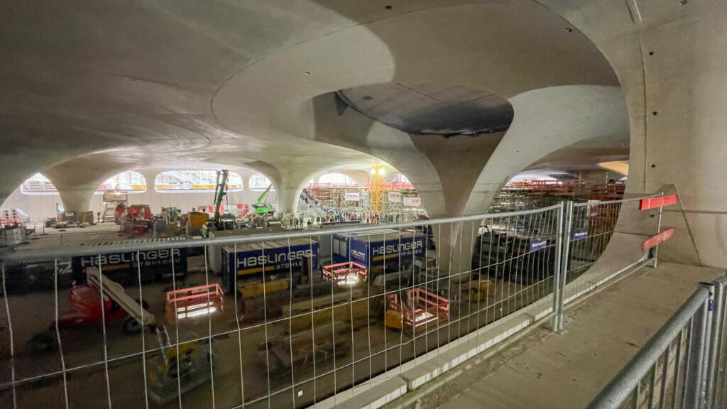 Im bau befindliche Baustelle Stuttgart 21. Dargestellt ist die Decke des neuen Bahnhofes an Ostern.