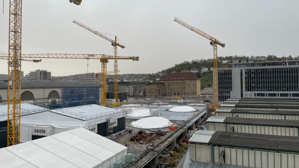 Überblick über die Baustelle von Stuttgart 21 an Ostern. Viele Kräne sind ersichtlich. 