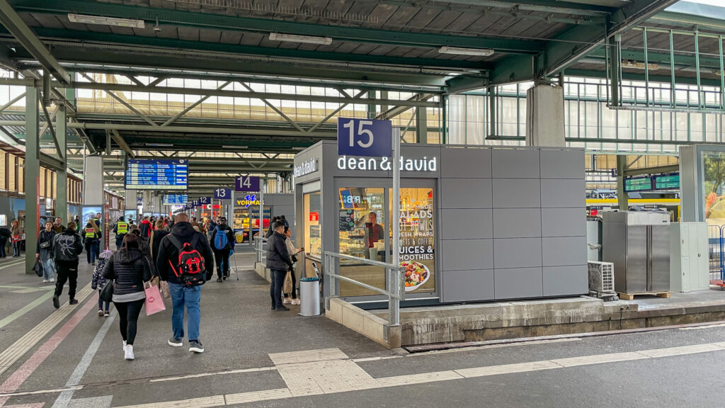 Erlebnisse und Entdeckungen den Temporären Stuttgarter Hauptbahnhof während Stuttgart 21 in bau ist. Aussicht über den Bahnhof von Gleis 15.