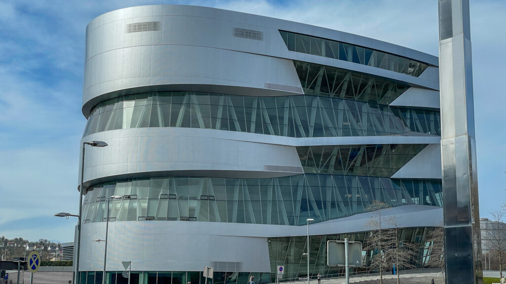 Das Mercedes-Benz Museum in Stuttgart von außen an Ostern.