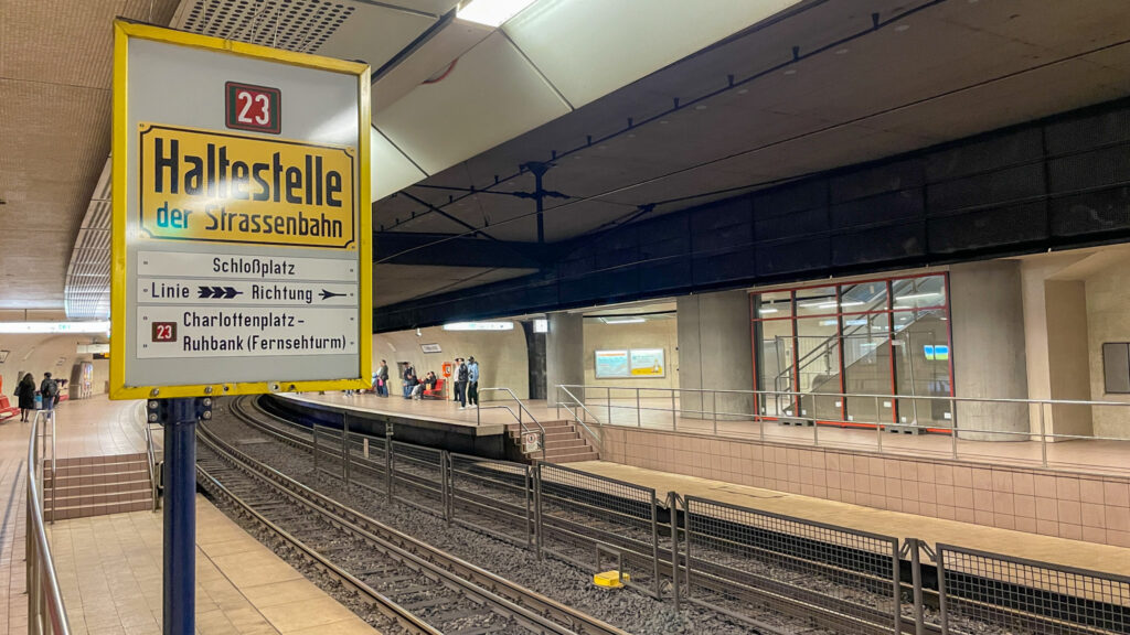 Ehemalige Straßenbahnhaltestelle an der heutigen U-Bahn-Station Schloßplatz. Erlebnisse und Entdeckungen