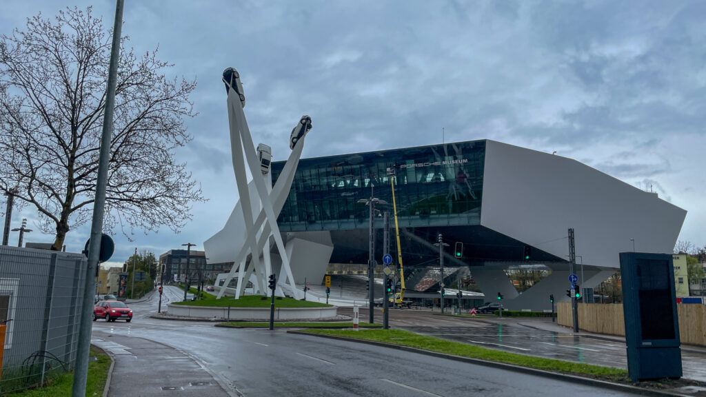 Das Porsche Museum in Stuttgart von außen.