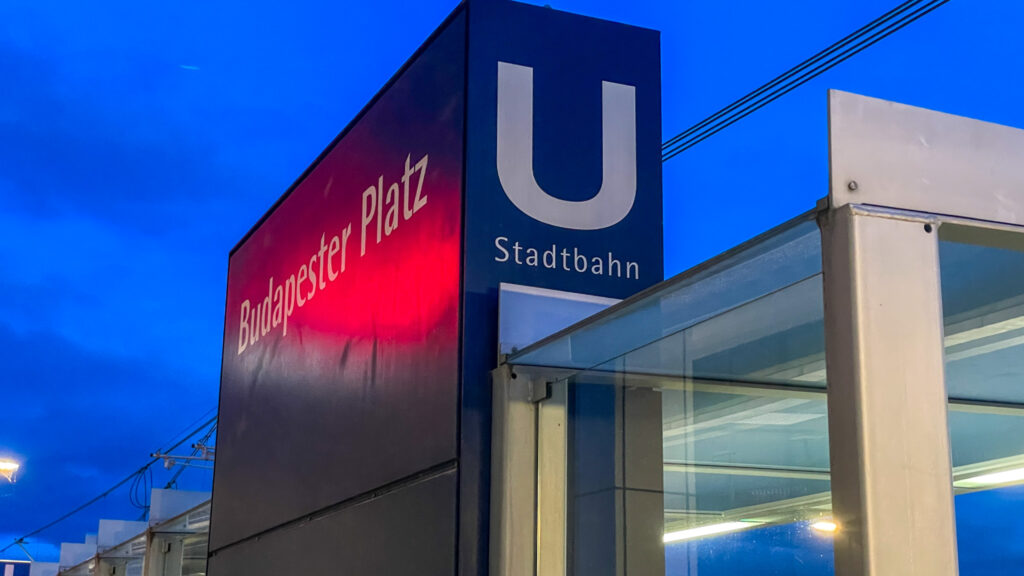 U-Bahn Station Budapester Platz am Europaplatz in Stuttgart an Ostern.