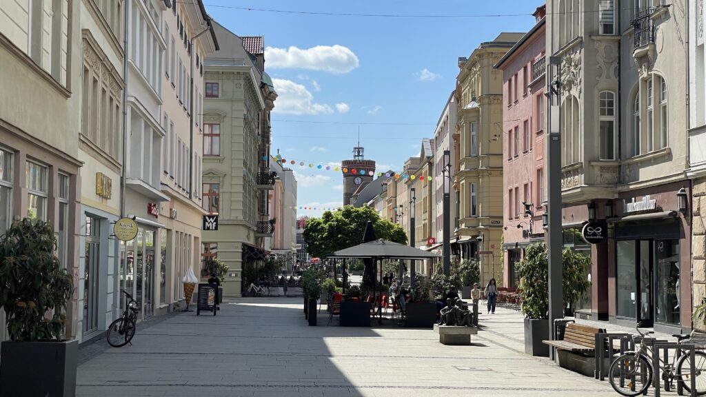 Einkaufsstraße in Cottbus im Osten mit Blick auf den Spremberger Trum.