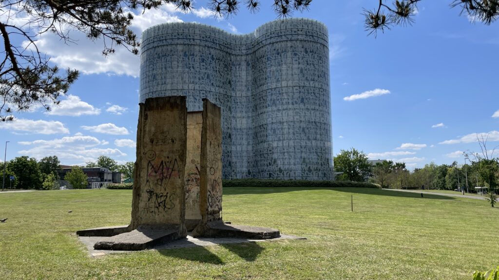 4 Stücke der Berliner Mauer vor der IKMZ Cottbus, eine Universitätsbibliothek im Osten.