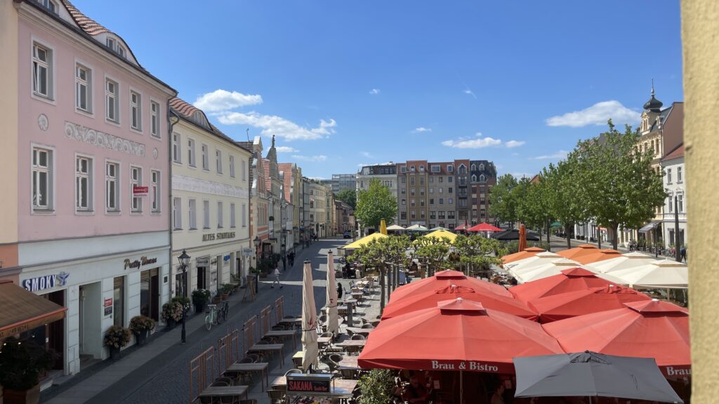 Altmarkt im Herzen von Cottbus im Osten mit einer großen Auswahl an Kaffees und Restaurants. Cottbus: Das Bielefeld des Ostens