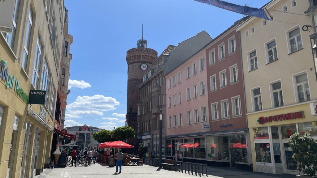 Spremberger Trum von nahem in der Einkaufsstraße in Cottbus im Osten.