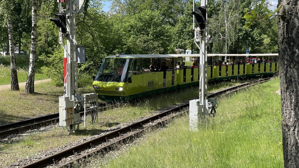 Schmalspur Eisenbahn welche bis zum Branitzer Park und dem Tierpark in Cottbus im Osten fährt.