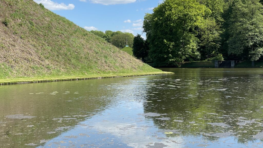 Wasserpyramide und Landpyramide im Branitzer Park in Cottbus im Osten. Cottbus: Das Bielefeld des Ostens