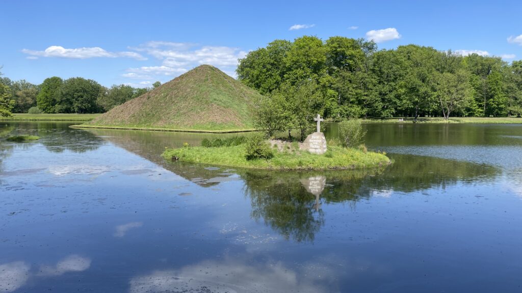 Wasserpyramide im Branitzer Park in Cottbus im Osten.