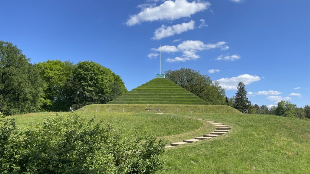 Landpyramide im Branitzer Park in Cottbus im Osten. Cottbus: Das Bielefeld des Ostens