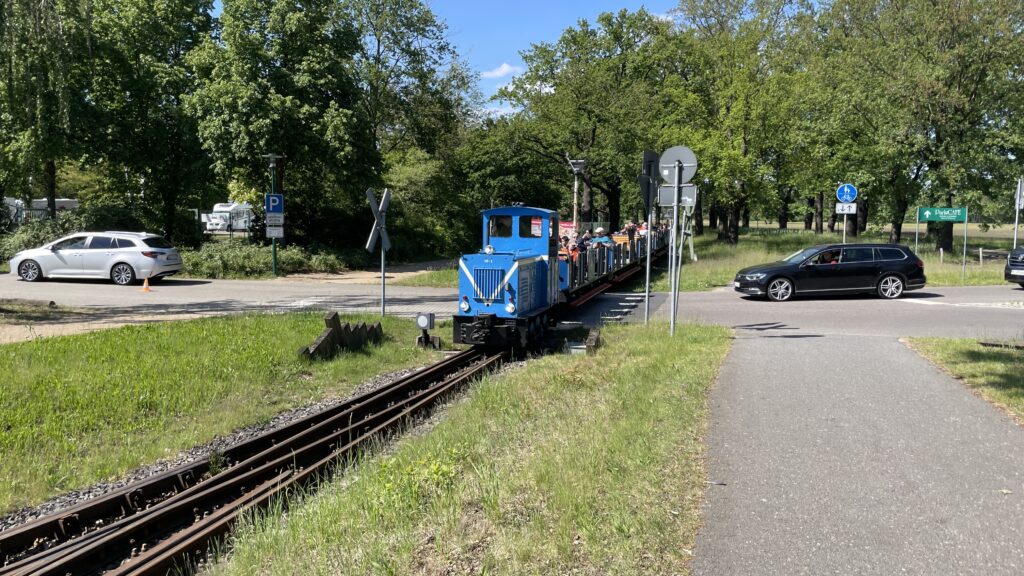 Schmalspur Eisenbahn welche bis zum Branitzer Park und dem Tierpark in Cottbus im Osten fährt.